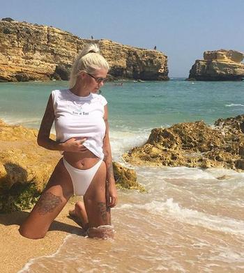 , 24  female escort, Honolulu